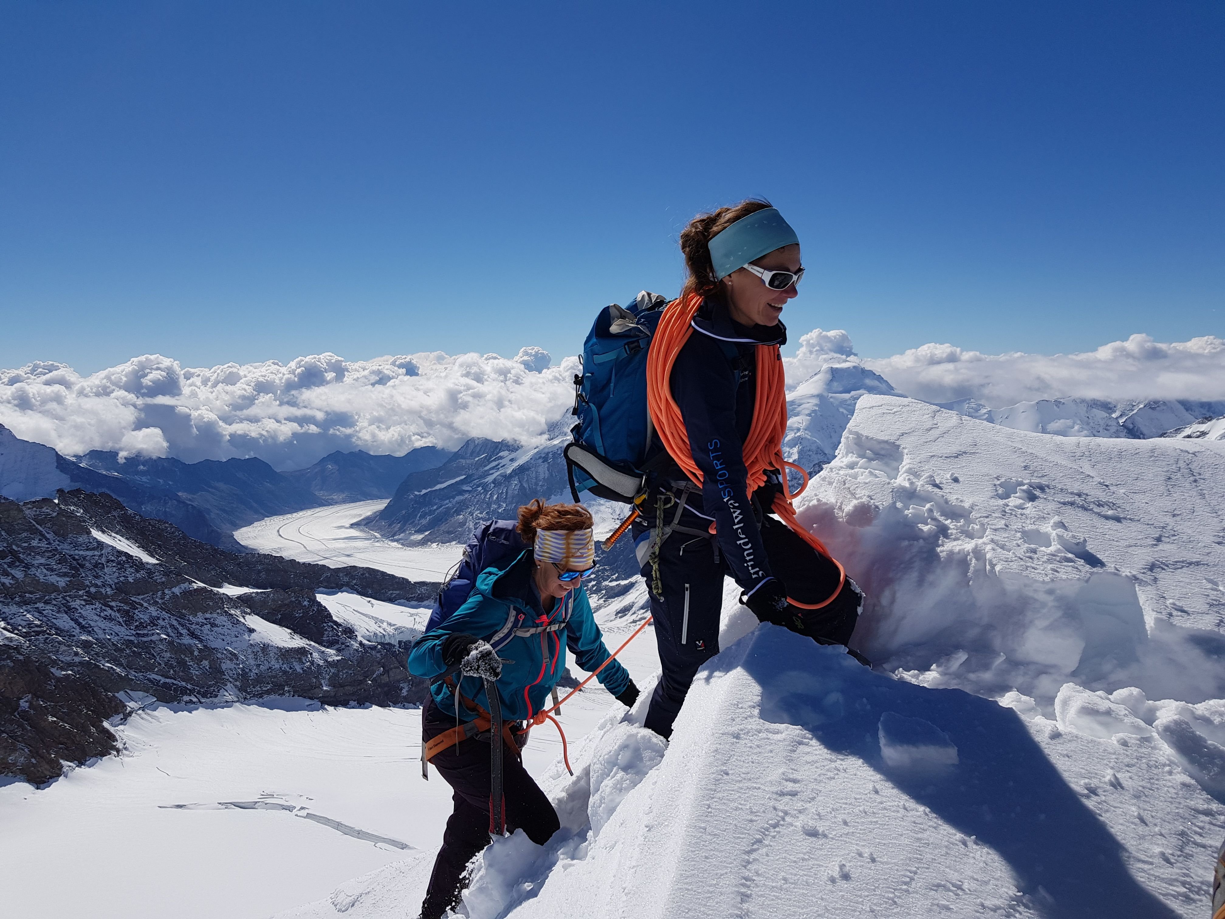 Bergsteiger erreichen den Gipfel des Mönch